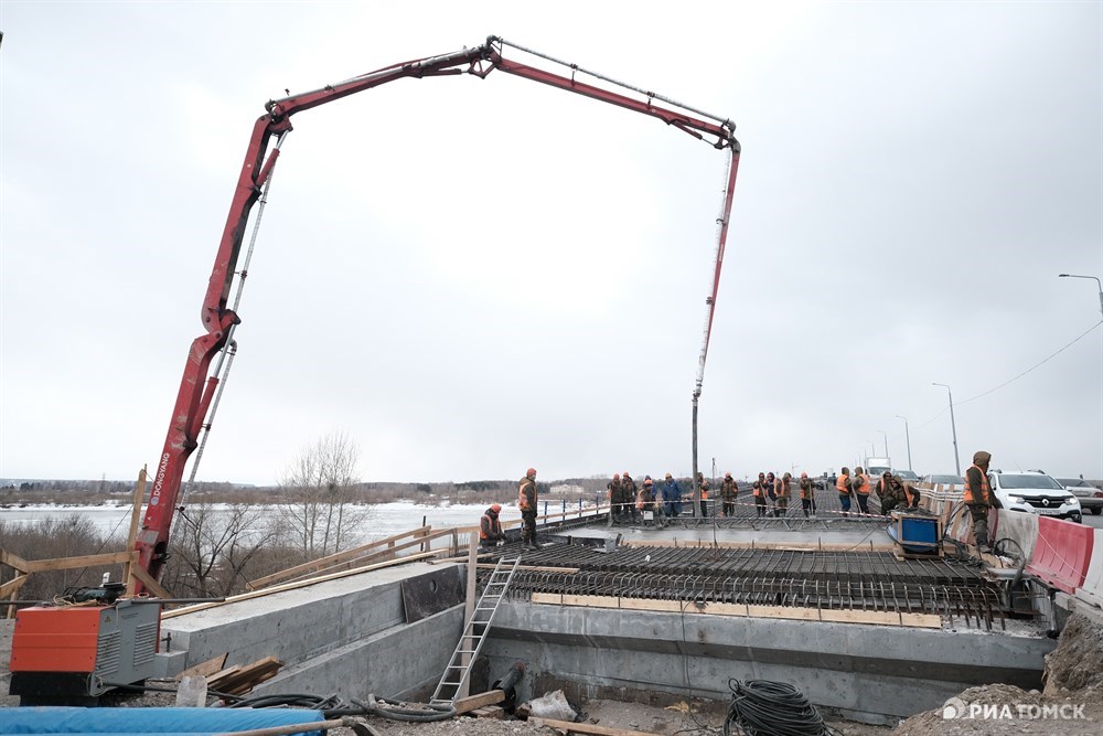 Заливка бетона на Коммунальном мосту. 13 апреля