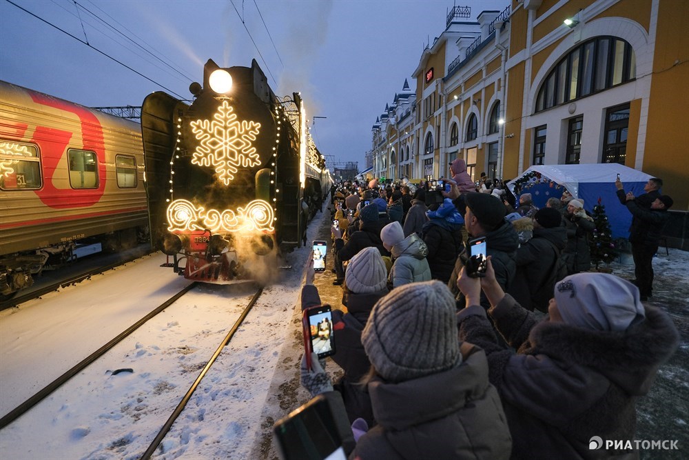 Прибытие поезда Деда Мороза на возал Томск I. 3 декабря