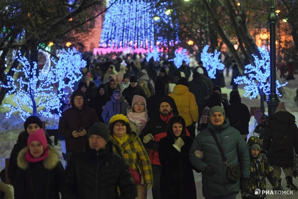 Зажжение главной городской елки на площади Новособорной. 23 декабря