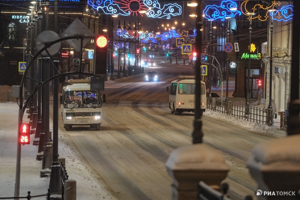 Утро первого дня нового года встречает тишиной и спокойствием. Пустые улицы, оставленные петарды и одинокие прохожие, спешащие то ли в магазин, то ли на работу. Атмосфера Томска после новогодней ночи – в фотоленте РИА Томск.