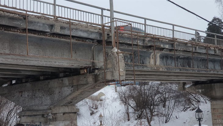 Строители: самосвалы возят гравий по мосту в Аникине для томского МТК