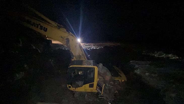 Экскаватор провалился под лед на томском севере, идут поиски водителя