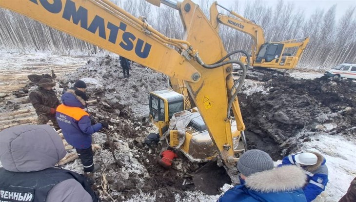 Томские спасатели подняли из болота тело погибшего экскаваторщика