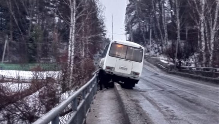Автобус едва не вылетел с моста в томском поселке Аникино