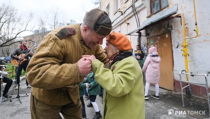 Катюша под окнами: как в Томске поздравляют ветеранов