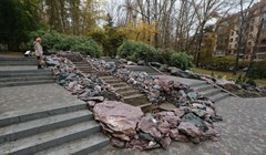 Вандалы повредили проводку каскадного фонтана в томском Буфф-саду