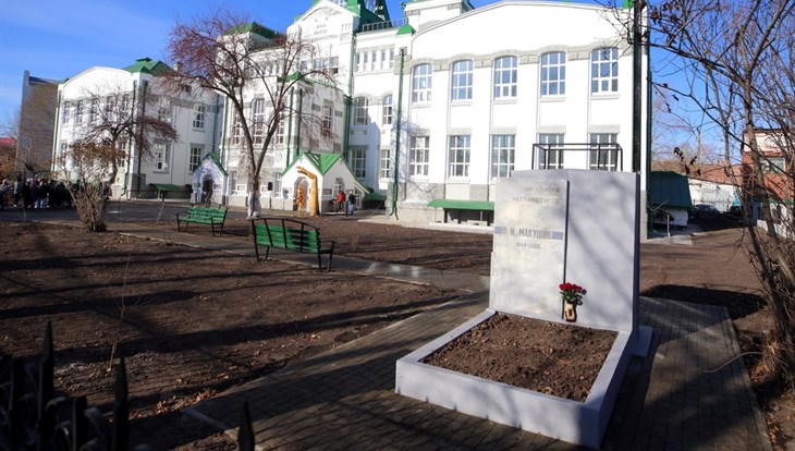 Мазур и потомок Макушина открыли отреставрированный памятник меценату