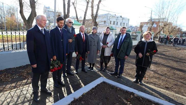 Мазур и потомок Макушина открыли отреставрированный памятник меценату