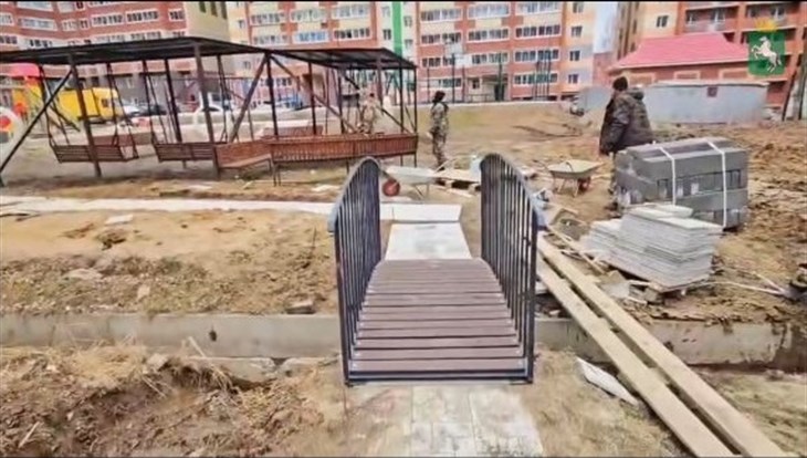Рабочие обустроили пешеходную дорожку к ЖК на Иркутском в Томске
