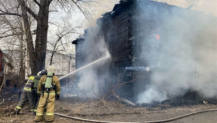 Пожарные более 3 часов тушат деревянный дом на Черемошниках в Томске