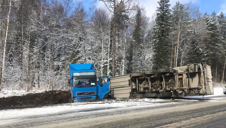 Фура опрокинулась на трассе Сибирь под Томском в пятницу утром