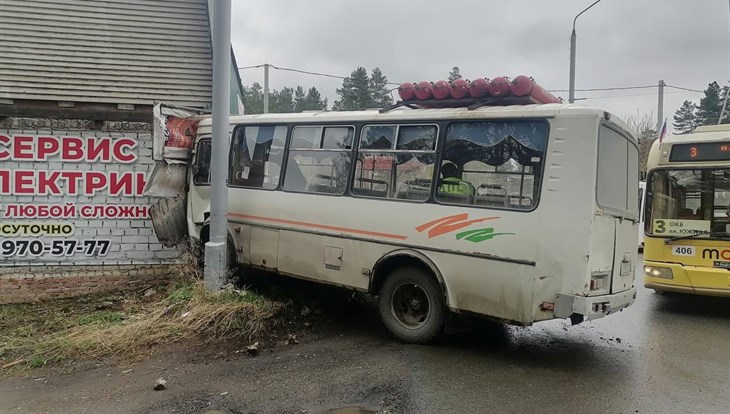 Маршрутка врезалась в гараж в Томске, пострадала пенсионерка