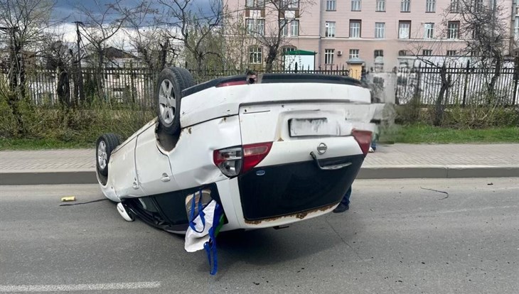 Nissan перевернулся в Томске после столкновения с еще 2 легковушками