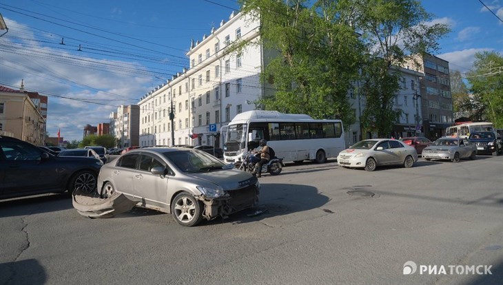 Женщина пострадала при столкновении двух машин и автобуса в Томске