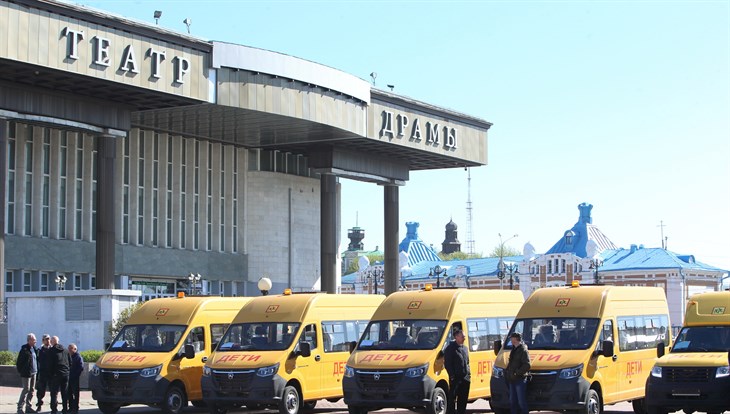 Мазур передал ключи от 25 новых школьных автобусов 13 районам области