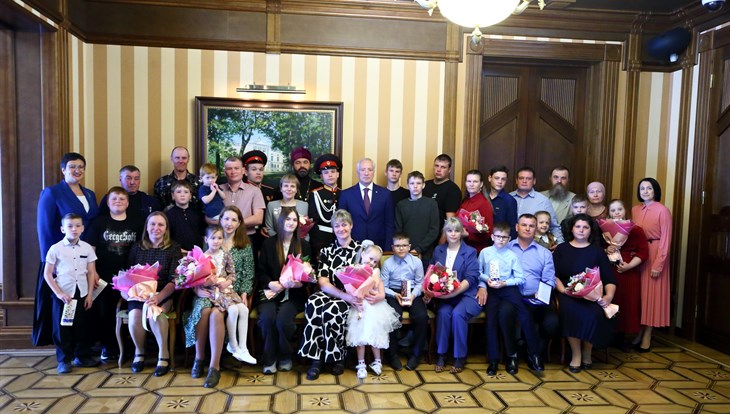 Мазур вручил знаки Родительская доблесть многодетным томичам