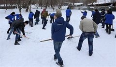 Томские пенсионеры могут вызвать волонтеров для уборки снега