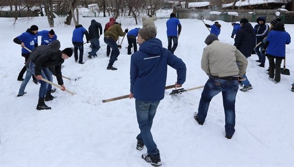 Томские пенсионеры могут вызвать волонтеров для уборки снега