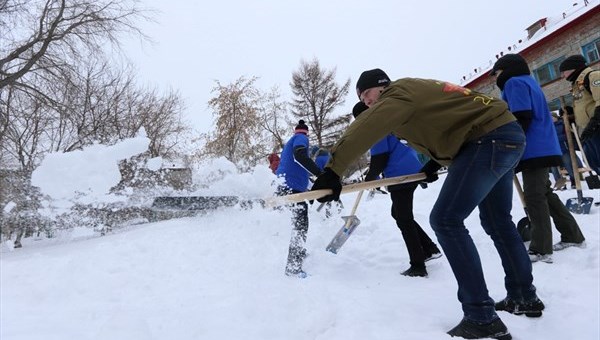 Студенты-волонтеры помогают томским пенсионерам убирать снег