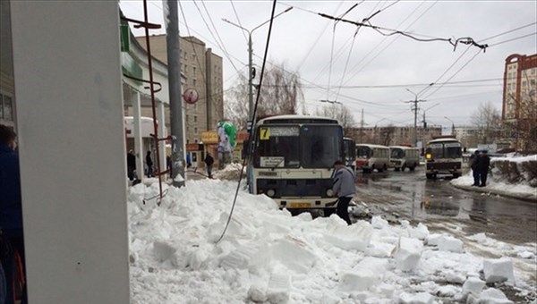 Упавший с крыши снег блокировал автобус на остановке в Томске