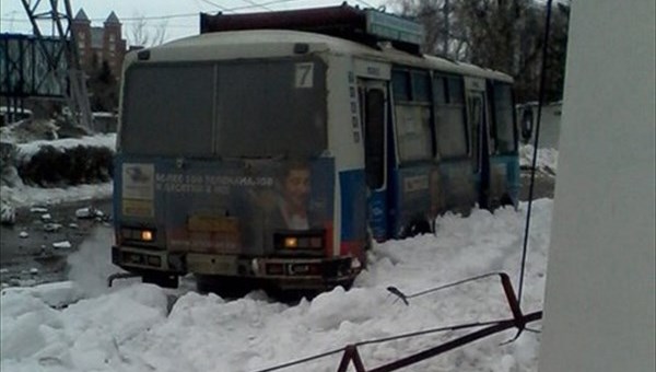 Упавший с крыши снег блокировал автобус на остановке в Томске