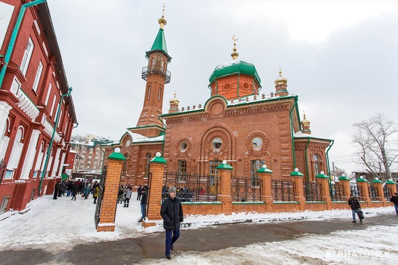 Красная соборная мечеть в Томске, реставрация которой шла около трех лет, открылась для прихожан в пятницу. Для тех, кто пропустил торжественное мероприятие, РИА Томск предлагает виртуальное путешествие по мечети с небольшим экскурсом в прошлое.