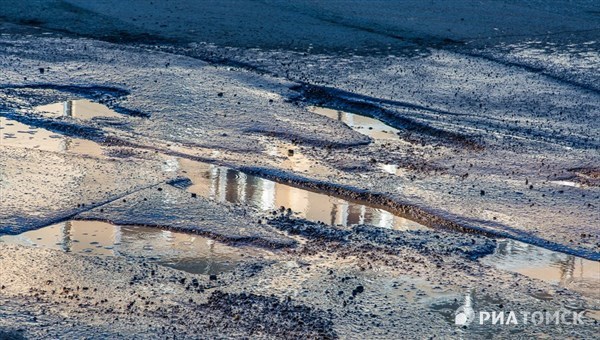 Дорожники устраняют ямы на дорогах Томска холодным асфальтом