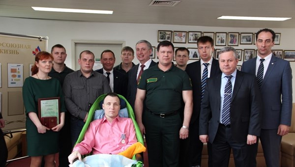Инкассаторы, на которых напали в Томске, получили медали За отвагу
