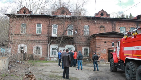 Соседи помогли выбраться детям и женщинам из горящей квартиры в Томске