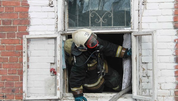Соседи помогли выбраться детям и женщинам из горящей квартиры в Томске