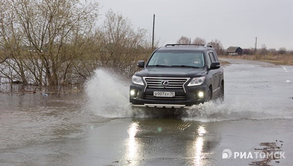 Первый за паводок 2017г перелив дороги произошел в Томской области
