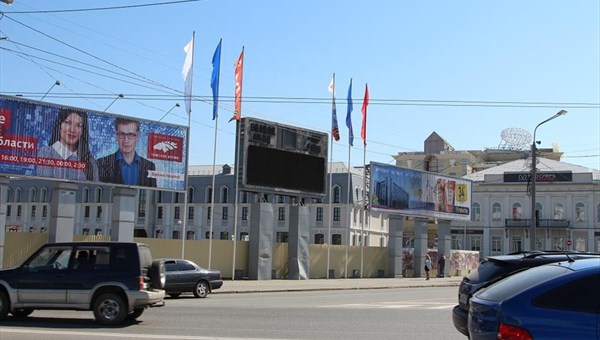 Томичи просят посадить деревья и убрать экран с площади убелого дома