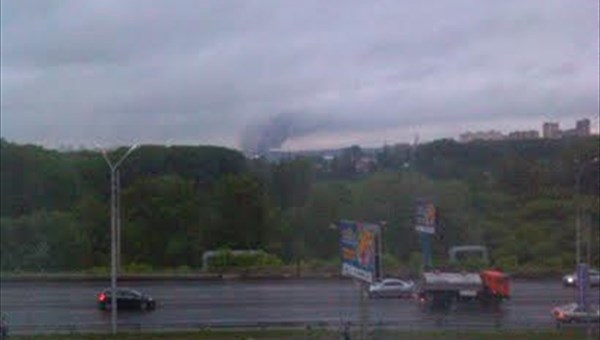 Крыша офисного здания горит на переулке Знаменский в Томске