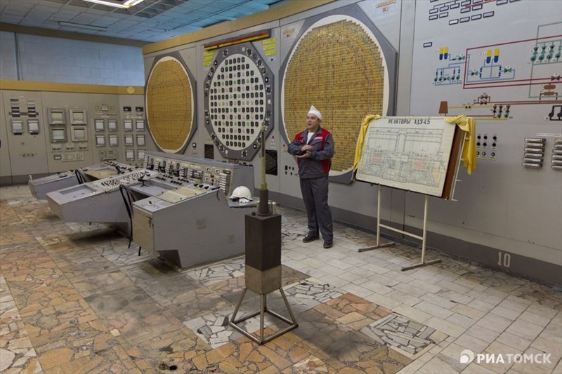 Это, на сленге атомщиков, работавших на реакторном заводе, - Комната 15, или комната управления реактором АДЭ-4. Он был остановлен в 2008 году, и тут практически все сохранилось в первозданном виде.