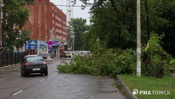 МЧС предупреждает томичей о дожде, граде и сильном ветре во вторник