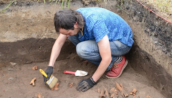 Археологи нашли пушечное ядро и монету XVII века в пригороде Томска