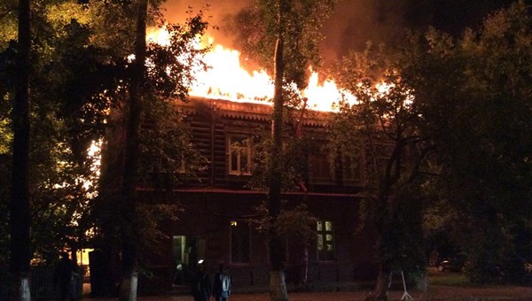 Крыша жилого дома горит в центре Томска