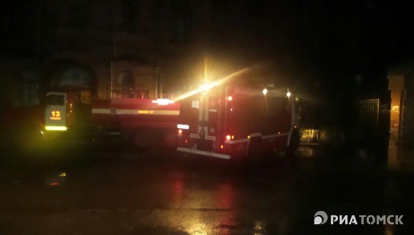 Томские пожарные 16 часов работают на возгорании в здании бывшего ТВМИ