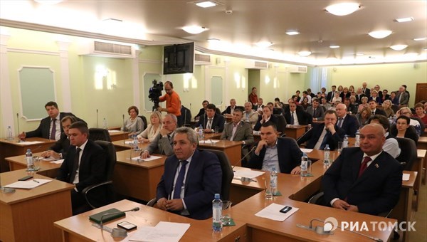 Томские депутаты приняли отчет мэра о работе горадминистрации в 2015г