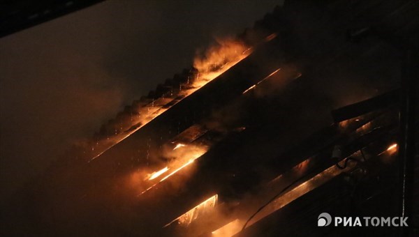 Пожарные 2 часа тушили возгорание цеха в Асине
