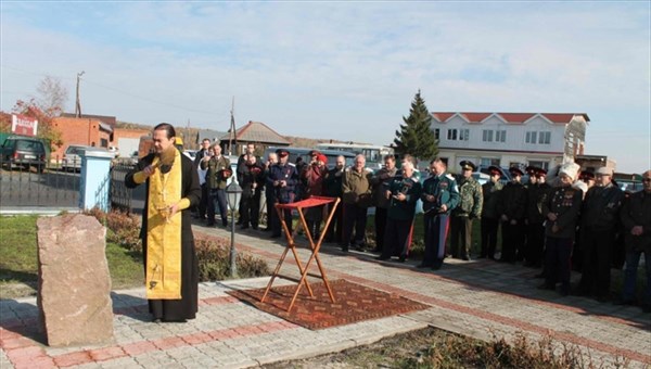 Камень в основание памятника казакам появился в Коларово под Томском