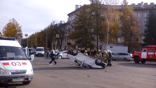 Машина ЧОП в Северске, проехав на крыше после ДТП, врезалась в автобус