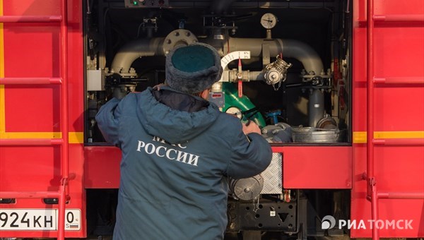 Пожарные эвакуировали 18 человек из горящего дома на Фрунзе в Томске