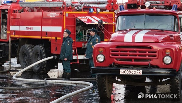 Два автомобиля и мотоцикл сгорели при пожаре в жилом доме в Томске