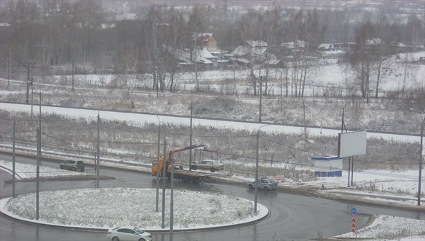 Toyota врезалась в столб на Клюева в Томске, водитель в больнице