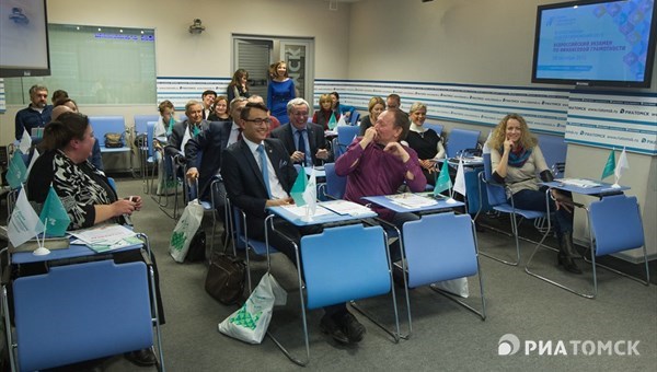Более 50% писавших финансовый диктант томичей справились с заданием