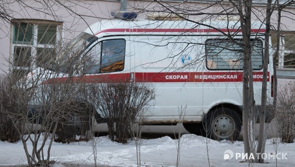 Упавший с кровли дома на Иркутском снег травмировал пожилую томичку