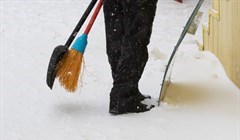 Томская больница превратила санмашину в снегоуборщик