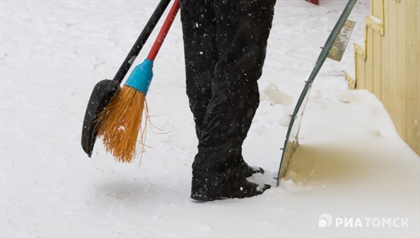 Молодежь Томска запустила челлендж по уборке снега во дворах