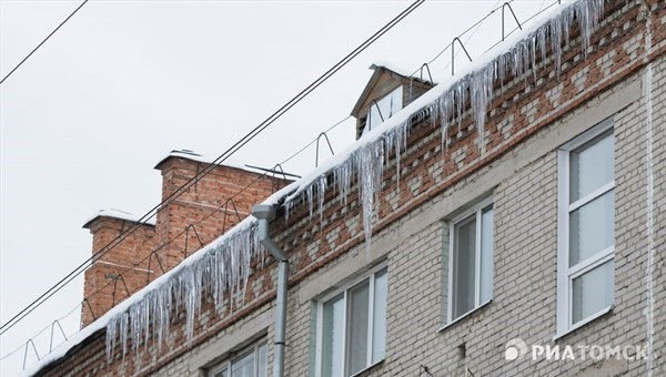 МЧС предупреждает томичей о возможном падении сосулек с крыш зданий